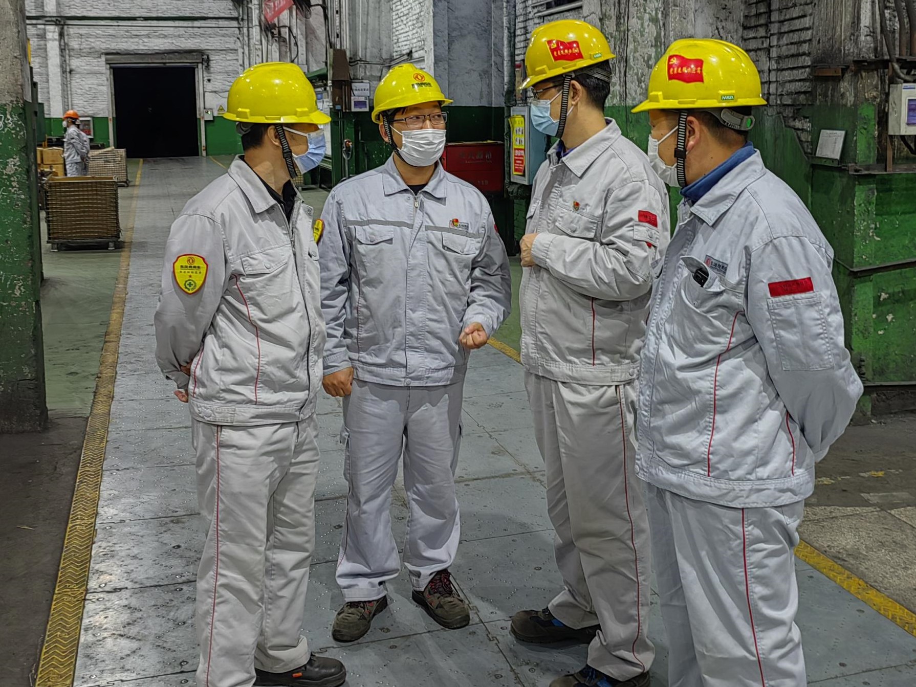 駐廠管理團(tuán)隊(duì)在一車間指導(dǎo)新品調(diào)試 (1).jpg 駐廠管理團(tuán)隊(duì)在一車間指導(dǎo)新品調(diào)試 (1).jpg