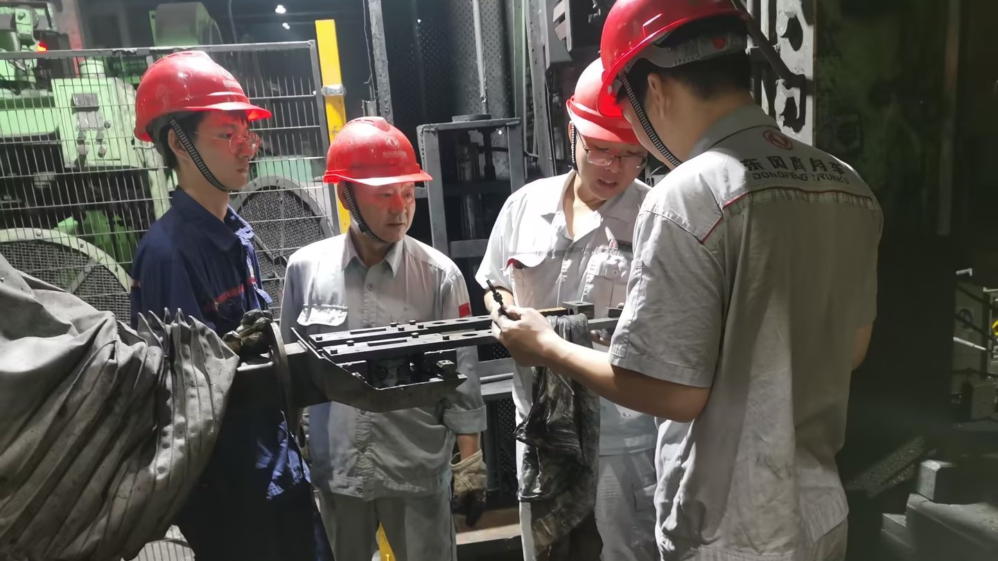 連夜調(diào)試5#機(jī)器人.jpg 連夜調(diào)試5#機(jī)器人.jpg